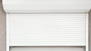 Volet roulant électrique en panne : identifier la cause entre moteur, télécommande ou alimentation